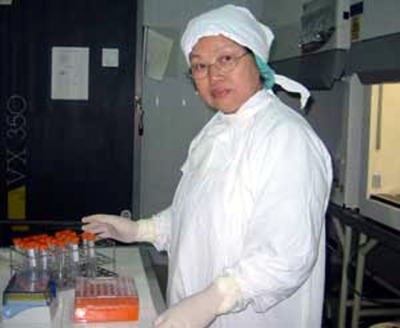 Nhà khoa học nữ sản xuất vắc-xin tại chiến trường